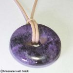 Charoit Edelstein Donut 3 cm mit Lederband hellbraun Charoit Edelstein, Donuts, Mineralien, Edelsteine, Heilsteine